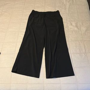 Like new Athleta Avenue cropped pant, black size 6